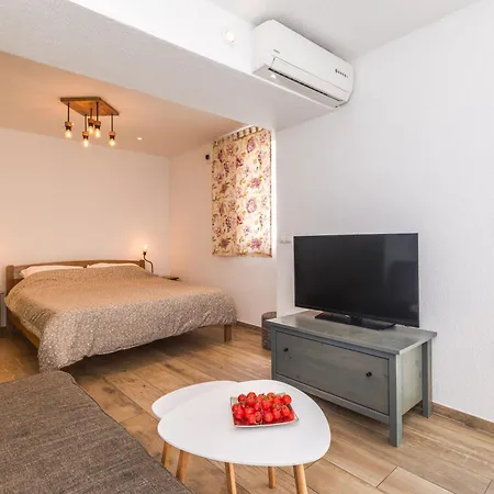 Yvonne Apartment *