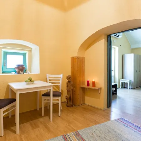 Yvonne Apartment