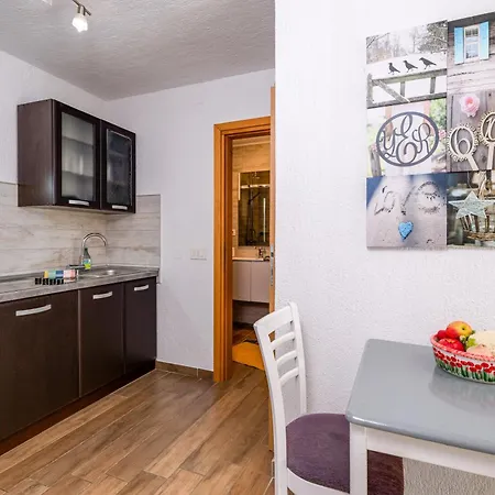 Yvonne Apartment *